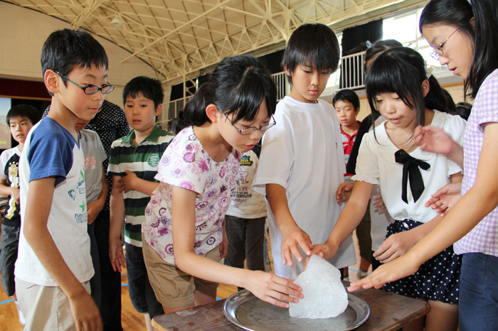 南極の氷を見る児童