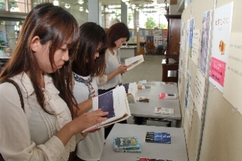 動物愛護図書を読む市民