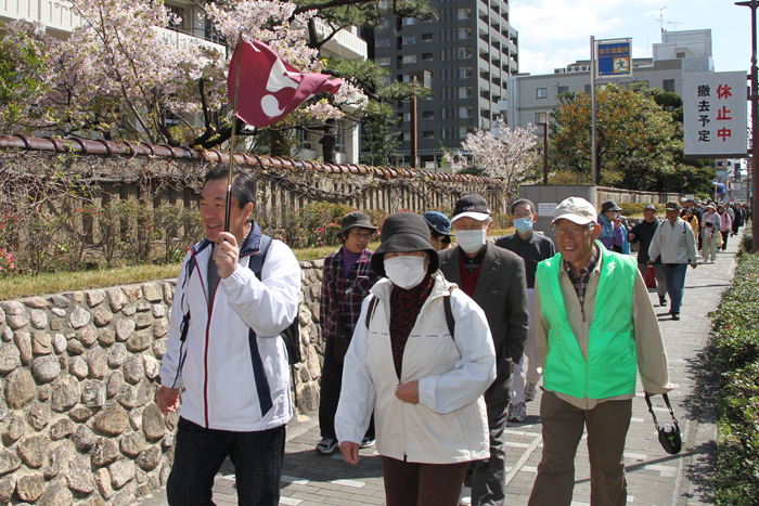 春日丘高校前を通るハイキング参加者たちを撮影した画像