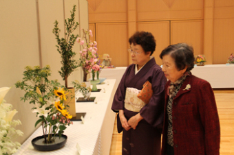 作品の生花を鑑賞する市民を撮影した画像