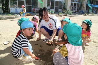 実習生が子どもたちと遊んでいる様子を撮影した画像