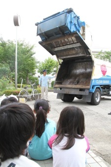 ごみ収集パッカー車に驚く子どもたちを撮影した画像