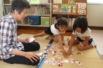 おばあちゃんとかるたを楽しむ園児らの画像