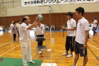 体力測定に挑戦する参加者の画像