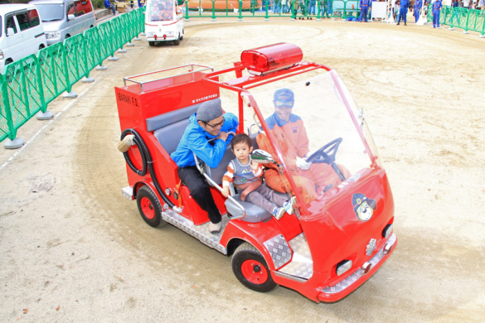 ミニ消防車の試乗の様子