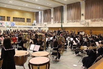 西中学校吹奏楽部が体育館で演奏している写真