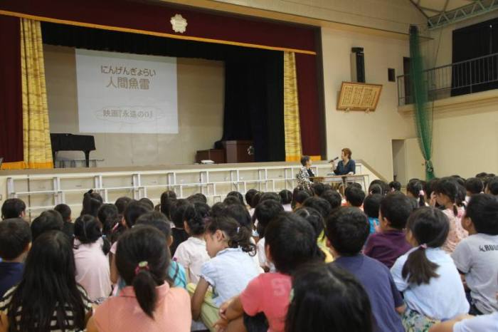 (写真)戦争の話をする藤田さん