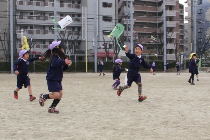 たこあげを楽しむ園児ら