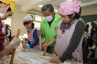 麹・塩・大豆を綿棒でつぶす様子の画像