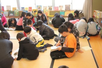 自由に本を読む児童