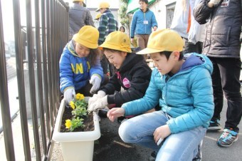 花の植え付けをする児童ら