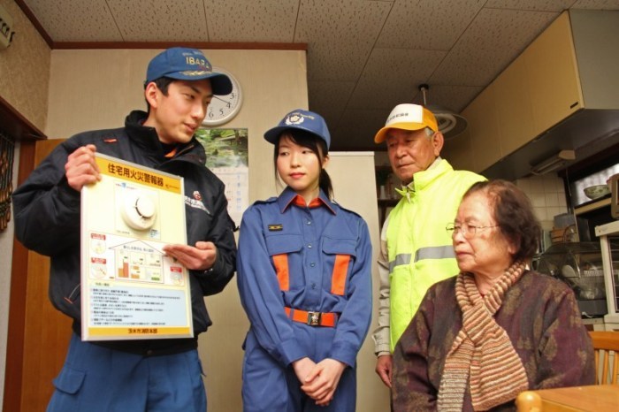 住宅用火災警報器の説明をする消防職員