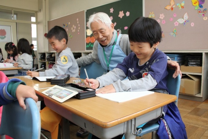 エプロン先生と一緒に自由帳の使い方を学ぶ1年生