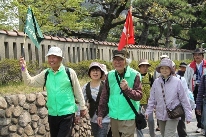 (写真)ハイキングを楽しむ参加者