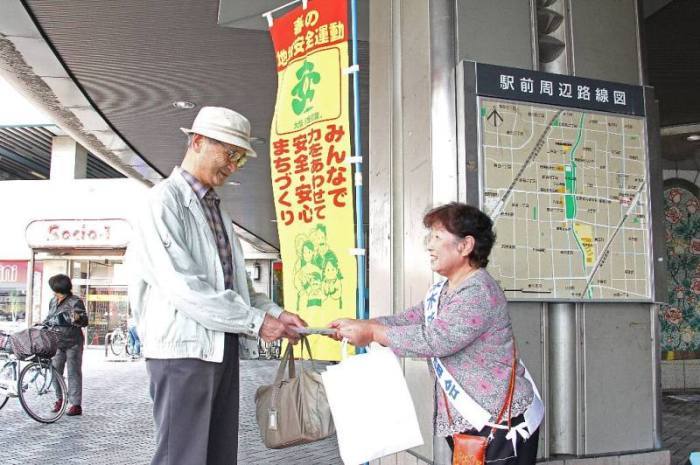 (写真)配られたチラシなどを受け取る市民