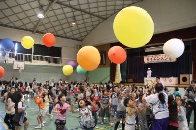 (写真)風船による実験をする児童らの画像