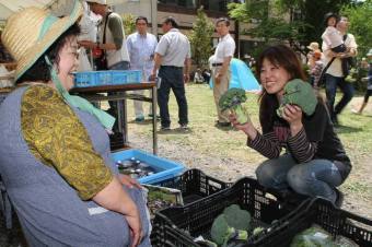 (写真)地元産野菜を買う市民