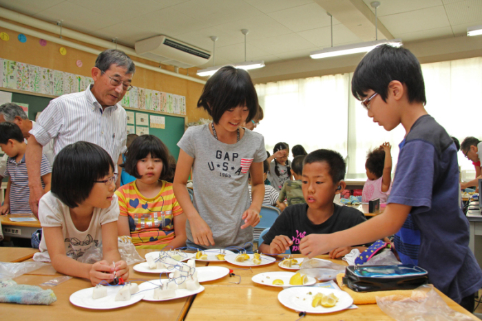 レモンと大根で電池を作る児童ら