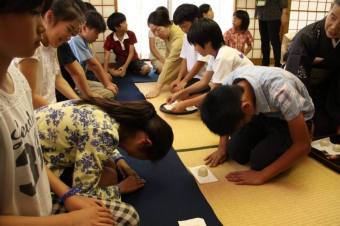 (写真)おじぎをする児童ら