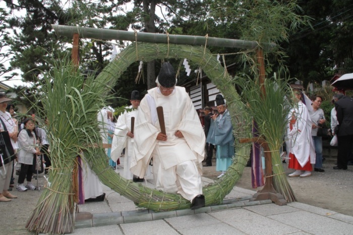 茅の輪くぐりをする宮司