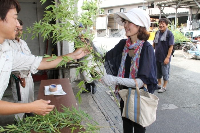 笹を受け取る市民