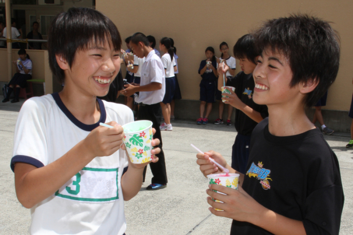 かき氷を食べる生徒