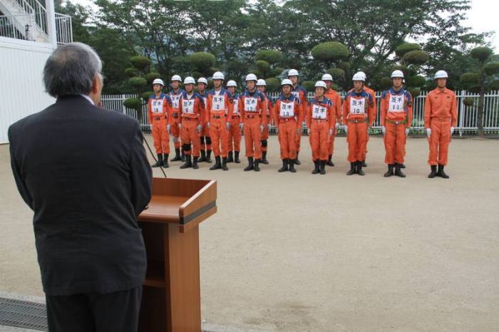 木本市長激励のことばを贈っているときの画像