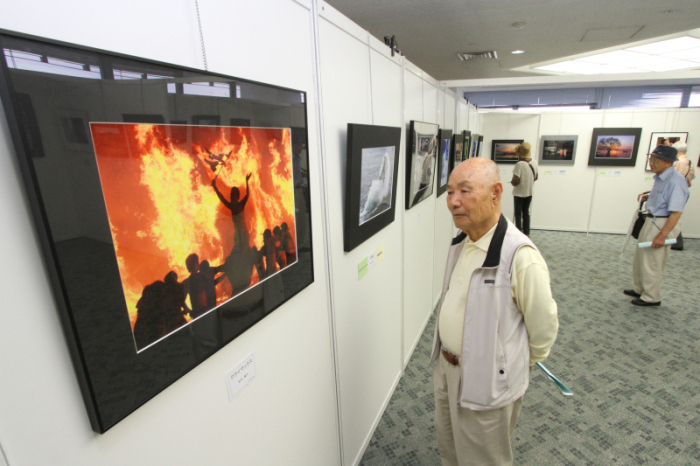 展示を見る市民