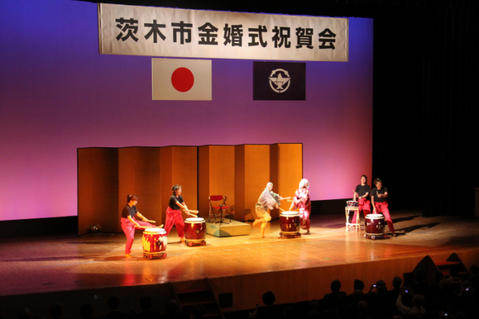 和太鼓の演奏が行われている様子の画像