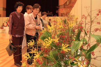 生け花を見る市民の画像