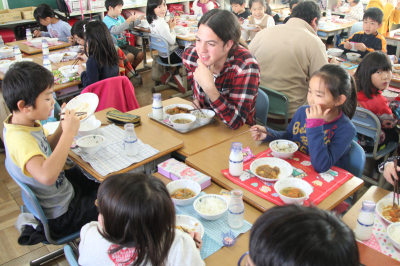 一緒に給食を食べる様子