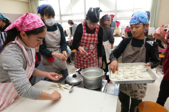 餃子をゆでる様子の画像