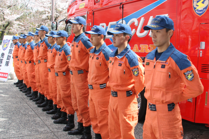 救助工作車の前に整列する特別救助隊員の写真