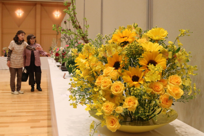 展示されている華やかな黄色の生花の写真