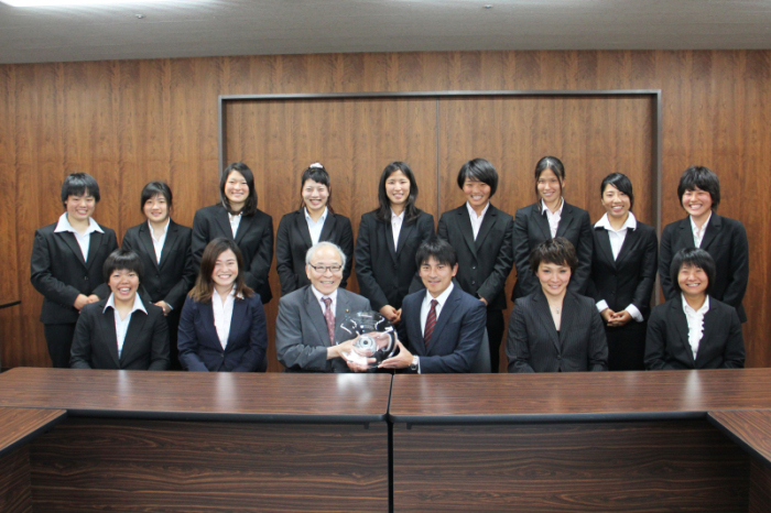 優勝した追手門学院大学女子ラグビー部員と木本市長の記念写真