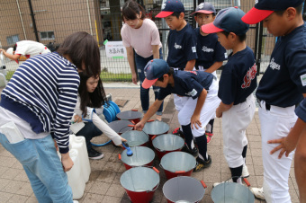 水を運ぶ小学生の写真