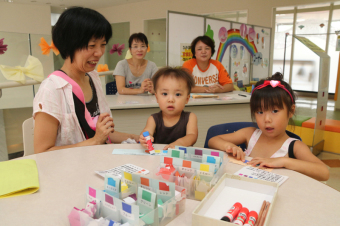 イベントに参加する親子の画像