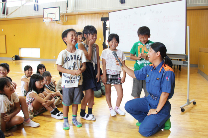 授業を受ける子どもたちと女性消防士の画像