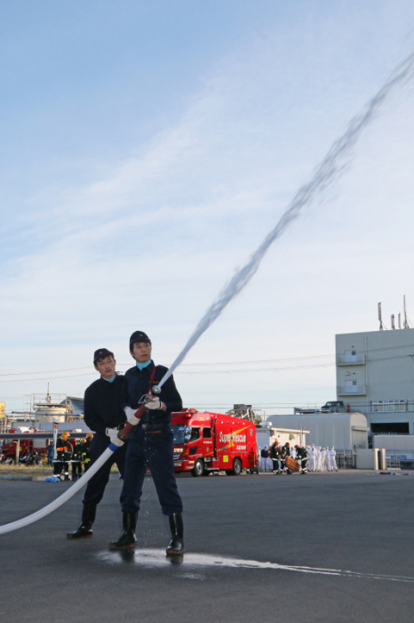 自衛消防隊による放水の写真