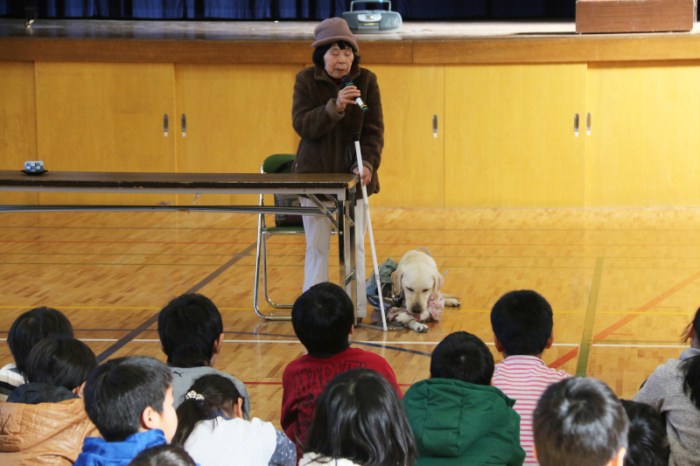 富奥ケイ子さんが小学生の前で説明を行っている様子の写真
