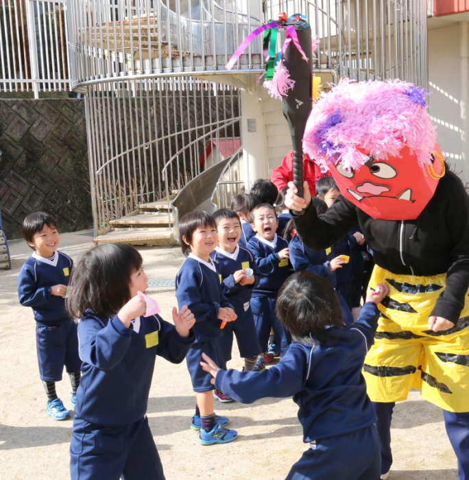 豆まきを楽しむ園児たちの写真