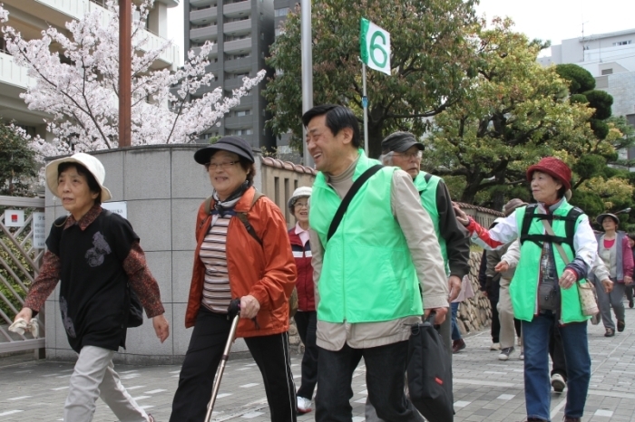 ハイキングを楽しむ会員の写真