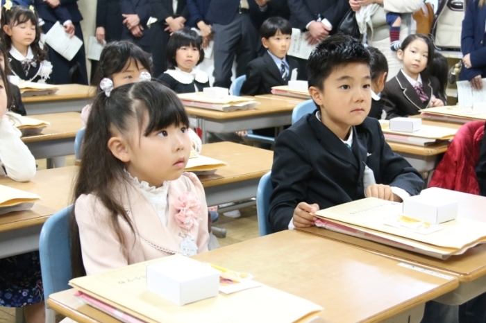 教室で話を聞く新1年生たちの写真