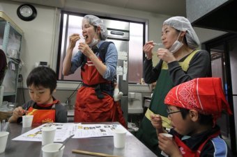 豆腐を試食する市民の写真