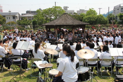 バラ園で演奏を披露する南中学校の生徒たちの画像