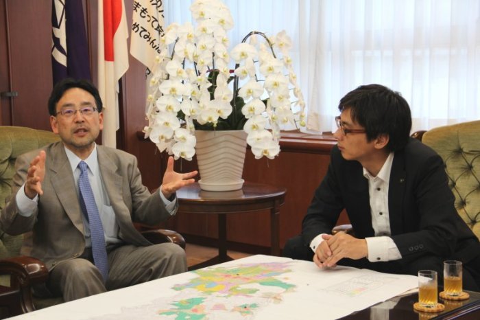 藻谷浩介氏と市長が対談を行っている様子の画像