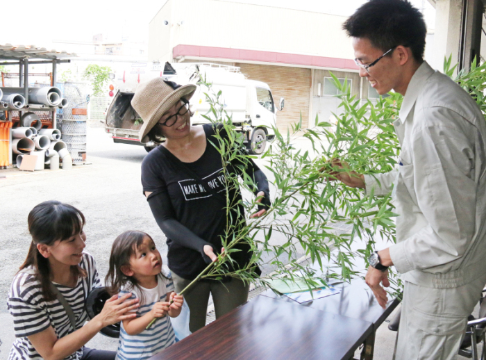 笹を受け取る市民の画像