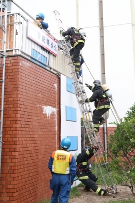 救助に向かうため梯子を駆け上がる隊員たちの写真