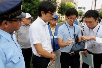 新たに設置された防犯カメラの視察を行う市長らの写真