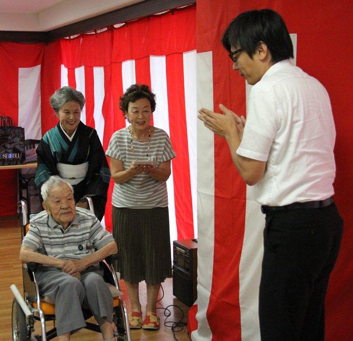 市内在住最高齢者の大坪安彦さんとご家族をお祝いする福岡市長